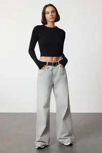 TRENDYOLMİLLA Black Viscous Soft Fabric Fitted Crop Flexible Knitting Blouse - Image 2