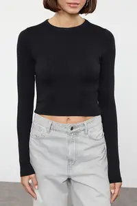 TRENDYOLMİLLA Black Viscous Soft Fabric Fitted Crop Flexible Knitting Blouse - Image 3