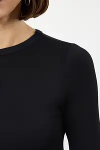 TRENDYOLMİLLA Black Viscous Soft Fabric Fitted Crop Flexible Knitting Blouse - Image 4
