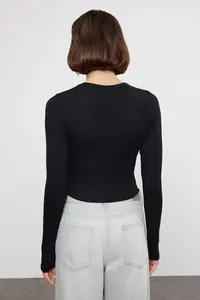 TRENDYOLMİLLA Black Viscous Soft Fabric Fitted Crop Flexible Knitting Blouse - Image 5