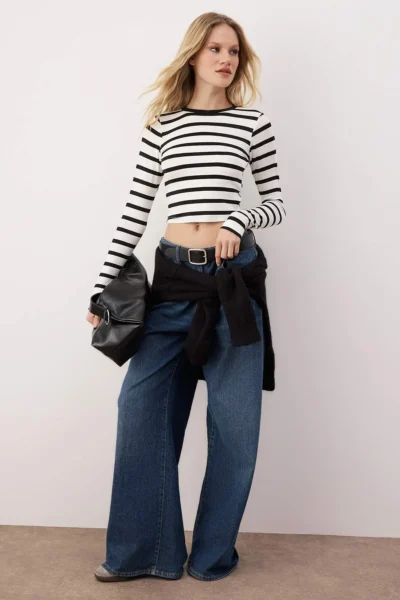TRENDYOLMİLLA Black Striped Viscous Soft Fabric Fitted Crop Flexible Knitting Blouse
