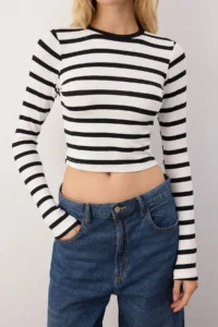 TRENDYOLMİLLA Black Striped Viscous Soft Fabric Fitted Crop Flexible Knitting Blouse - Image 3
