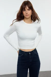 TRENDYOLMİLLA Ecru Viscous Soft Fabric Fitted Crop Flexible Knitting Blouse