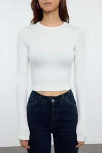 TRENDYOLMİLLA Ecru Viscous Soft Fabric Fitted Crop Flexible Knitting Blouse - Image 3