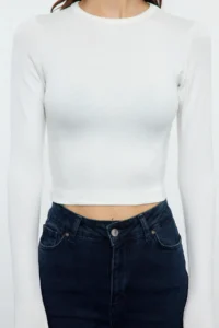 TRENDYOLMİLLA Ecru Viscous Soft Fabric Fitted Crop Flexible Knitting Blouse - Image 4