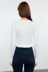 TRENDYOLMİLLA Ecru Viscous Soft Fabric Fitted Crop Flexible Knitting Blouse - Image 5