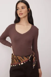 TRENDYOLMİLLA Brown Soft Fabric V-neck Fitted Flexible Knitting Blouse