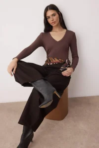 TRENDYOLMİLLA Brown Soft Fabric V-neck Fitted Flexible Knitting Blouse - Image 2
