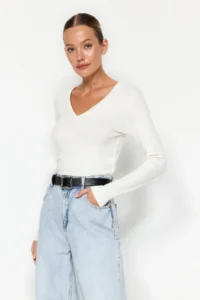 TRENDYOLMİLLA Ecru Soft Fabric V-neck Fitted Flexible Knitting Blouse