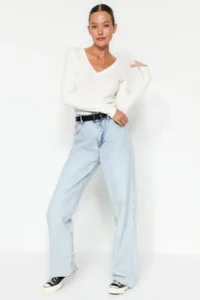 TRENDYOLMİLLA Ecru Soft Fabric V-neck Fitted Flexible Knitting Blouse - Image 2