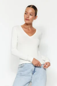 TRENDYOLMİLLA Ecru Soft Fabric V-neck Fitted Flexible Knitting Blouse - Image 3