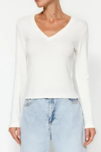 TRENDYOLMİLLA Ecru Soft Fabric V-neck Fitted Flexible Knitting Blouse - Image 5