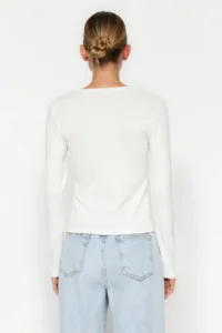 TRENDYOLMİLLA Ecru Soft Fabric V-neck Fitted Flexible Knitting Blouse - Image 6