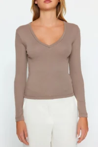 TRENDYOLMİLLA Mink Soft Fabric V-neck Fitted Flexible Knitting Blouse - Image 3