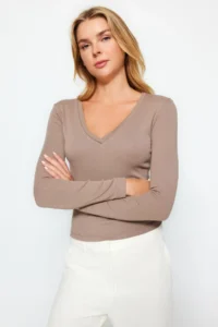 TRENDYOLMİLLA Mink Soft Fabric V-neck Fitted Flexible Knitting Blouse - Image 5