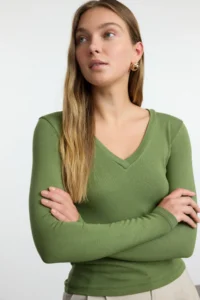TRENDYOLMİLLA Khaki Soft Fabric V-neck Fitted Flexible Knitting Blouse - Image 2
