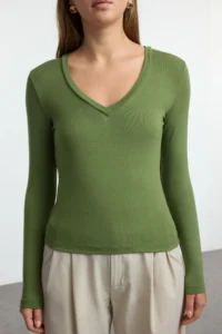TRENDYOLMİLLA Khaki Soft Fabric V-neck Fitted Flexible Knitting Blouse - Image 4