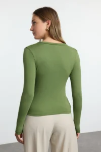 TRENDYOLMİLLA Khaki Soft Fabric V-neck Fitted Flexible Knitting Blouse - Image 5