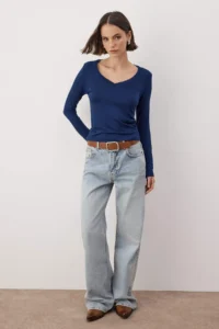 TRENDYOLMİLLA Navy Blue Soft Fabric V-neck Fitted Flexible Knitting Blouse