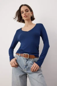 TRENDYOLMİLLA Navy Blue Soft Fabric V-neck Fitted Flexible Knitting Blouse - Image 2