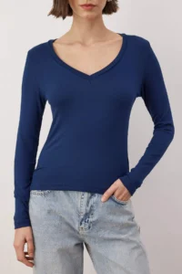 TRENDYOLMİLLA Navy Blue Soft Fabric V-neck Fitted Flexible Knitting Blouse - Image 3