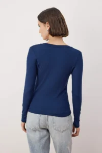 TRENDYOLMİLLA Navy Blue Soft Fabric V-neck Fitted Flexible Knitting Blouse - Image 4