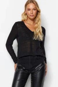 TRENDYOLMİLLA Black V-neck linen look Long Sleeve Regular/Normal Pattern Knitting Blouse - Image 2