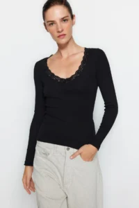 TRENDYOLMİLLA Black V-neck Lace Detailed Ribbed Fitted Cotton Flexible Knitting Blouse - Image 2