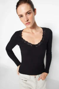 TRENDYOLMİLLA Black V-neck Lace Detailed Ribbed Fitted Cotton Flexible Knitting Blouse - Image 3