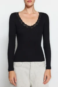 TRENDYOLMİLLA Black V-neck Lace Detailed Ribbed Fitted Cotton Flexible Knitting Blouse - Image 4