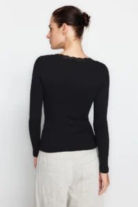 TRENDYOLMİLLA Black V-neck Lace Detailed Ribbed Fitted Cotton Flexible Knitting Blouse - Image 5