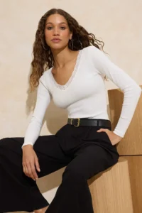 TRENDYOLMİLLA Ecru V-neck Lace Detailed Ribbed Fitted Cotton Flexible Knitting Blouse - Image 2