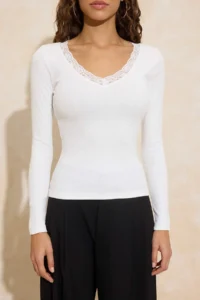 TRENDYOLMİLLA Ecru V-neck Lace Detailed Ribbed Fitted Cotton Flexible Knitting Blouse - Image 3
