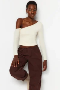 TRENDYOLMİLLA Stone One Shoulder Cotton Flexible Fitted Crop Knitting Blouse - Image 4