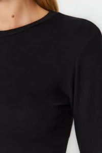 TRENDYOLMİLLA Black Soft Fabric Viscose Crew Neck Crop Flexible Knitting Blouse - Image 5