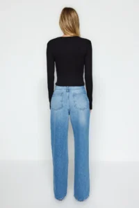 TRENDYOLMİLLA Black Soft Fabric Viscose Crew Neck Crop Flexible Knitting Blouse - Image 6