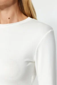 TRENDYOLMİLLA Ecru Soft Fabric Viscose Crew Neck Crop Flexible Knitting Blouse - Image 3