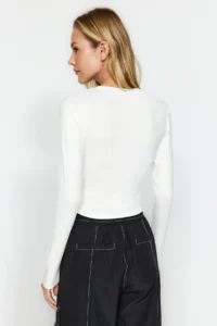 TRENDYOLMİLLA Ecru Soft Fabric Viscose Crew Neck Crop Flexible Knitting Blouse - Image 4