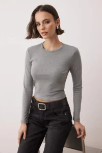TRENDYOLMİLLA Gray Melanj Viscose Crew Neck Crop Flexible Knitting Blouse