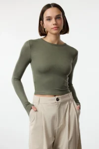 TRENDYOLMİLLA Khaki Viscose Crew Neck Crop Flexible Knitting Blouse