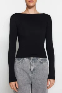 TRENDYOLMİLLA Black Cotton Flexible Low-cut back Fitted Flexible Blouse - Image 3