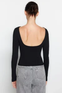 TRENDYOLMİLLA Black Cotton Flexible Low-cut back Fitted Flexible Blouse - Image 5