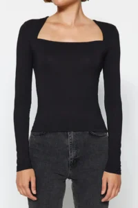 TRENDYOLMİLLA Black Cotton Flexible Square Neck Fitted/Flexible Blouse - Image 4
