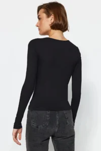 TRENDYOLMİLLA Black Cotton Flexible Square Neck Fitted/Flexible Blouse - Image 5