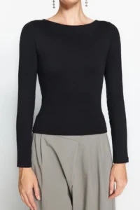 TRENDYOLMİLLA Black Cotton Flexible Boat Neck Fitted Flexible Knitting Blouse - Image 4