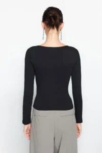 TRENDYOLMİLLA Black Cotton Flexible Boat Neck Fitted Flexible Knitting Blouse - Image 5