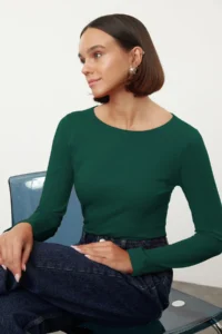TRENDYOLMİLLA Emerald Green Cotton Boat Neck Fitted Flexible Blouse - Image 2