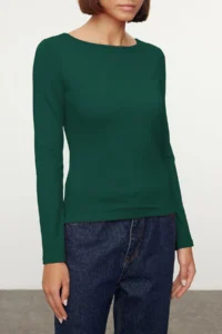 TRENDYOLMİLLA Emerald Green Cotton Boat Neck Fitted Flexible Blouse - Image 3