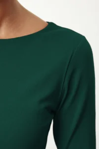 TRENDYOLMİLLA Emerald Green Cotton Boat Neck Fitted Flexible Blouse - Image 4