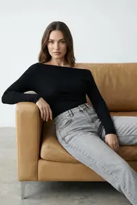 TRENDYOLMİLLA Black Plain Soft Fabric Fitted Boat Neck Knitting Blouse